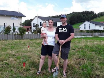 Menschen bei Spatenstich