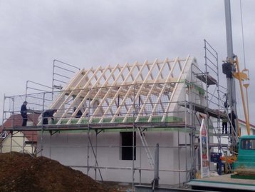 Holzbalken werden zu Dachstuhl auf Haus