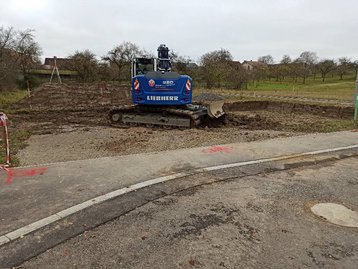 Bagger auf Baugrundstück