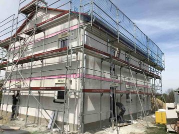 Haus mit Fenstern und Baugerüst