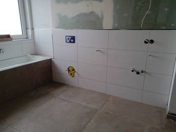 Fliesen in einem Bad im Bau