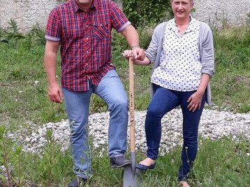 zwei Menschen beim Spatenstich