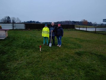 Familie beim Spatenstich