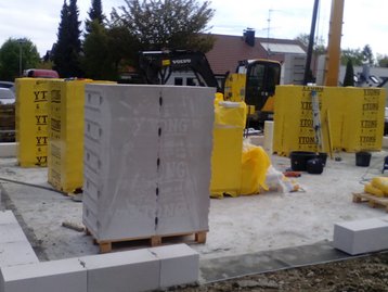 Baumaterial auf einer Bodenplatte