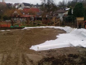 erdiges Grundstück mit etwas Schnee