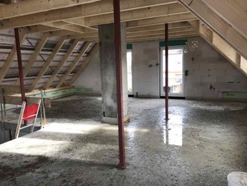 Dach wird von Stangen gestützt