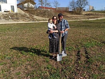 Drei Menschen beim Spatenstich