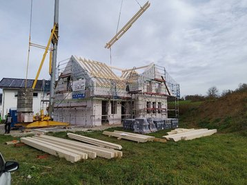 Haus mit unfertigem Dachstuhl