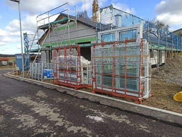 Baustelle eines Hauses mit Fenstern