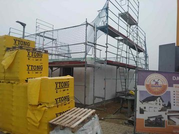 Mauersteine vor Erdgeschoss Baustelle