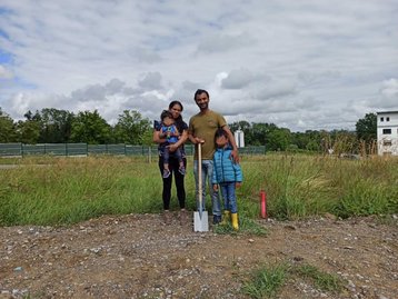 Familie beim Spatenstich