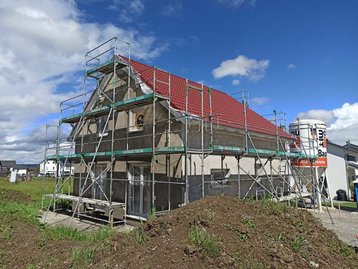 Arbeiten am Außenputz eines Raumwunder 100