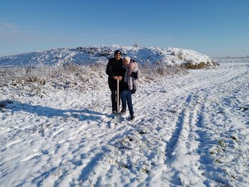 Zwei Menschen beim Spatenstich