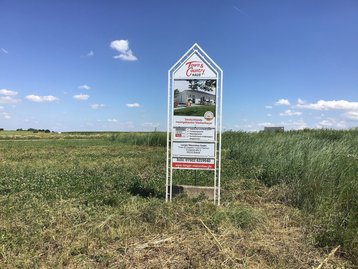 Bausschild auf Grundstück