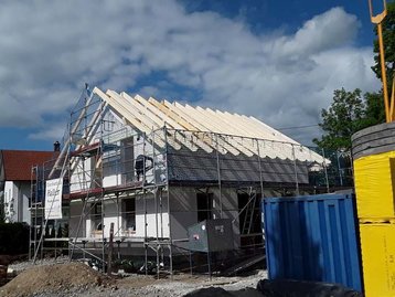 Gerüst an Haus auf baustelle