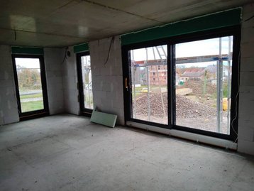 Rohbau mit Fenstern