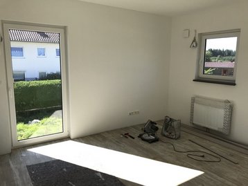 licht scheint durch Fenster in Raum