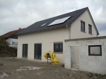 Haus mit unfertiger Garage