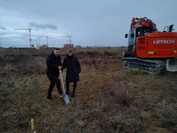 Menschen auf Baugrundstück