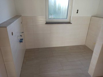 Fliesen in einem neu gebauten Bad