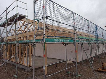 Unfertiges Haus mit Gerüst