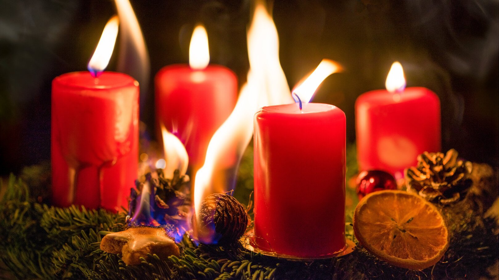 Brandgefahr durch einen brennenden Adventskranz an Weihnachten
