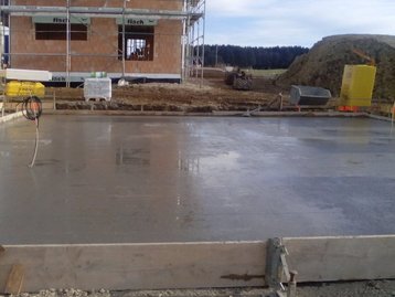 Bau einer neuen Bodenplatte für ein Winkelbungalow 108