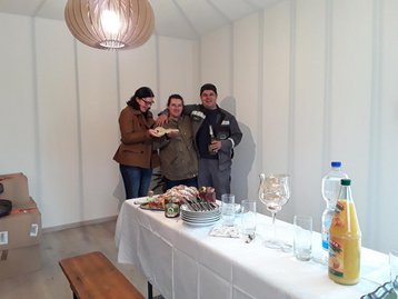 glückliche Bauherren bei der Übergabe