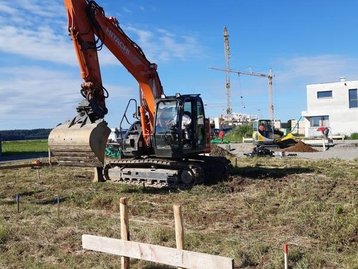 Bagger auf Baugrundstück