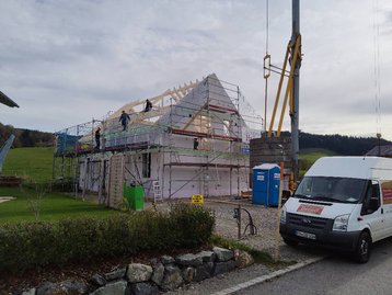 Haus mit unfertigem Dachstuhl