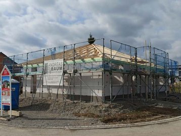 Baustelle mit unfertigem Dachstuhl