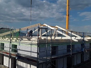 Baustelle mit unfertigem Dachstuhl eines Hauses