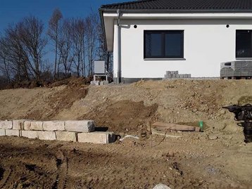 Haus mit unfertigem Garten