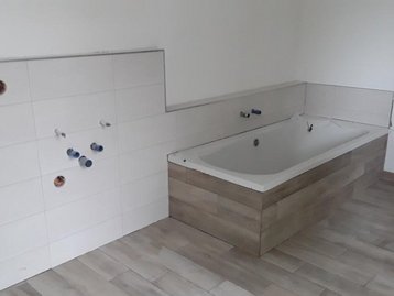 badezimmer mit offenen Anschlüssen
