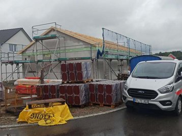 Baustelle eines Bungalow 100 mit Auto 