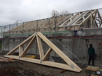 Dachstuhl wird auf haus gesetzt