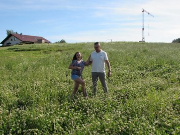 Mann und Kind beim Spatenstich