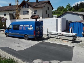 Ein Erdgeschoss wird gemauert