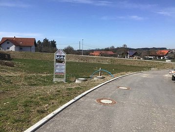 Straße mit Baugrundstück