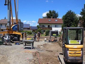 Erdarbeiten für einen Neubau mit Baumaschinen
