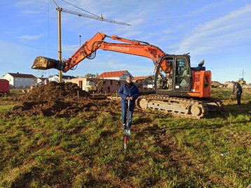 Mensch beim Spatenstich