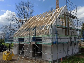 Haus mit unfertigem Dachstuhl