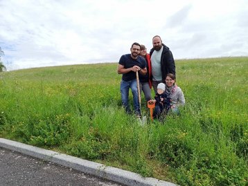 Familie beim Spatenstich