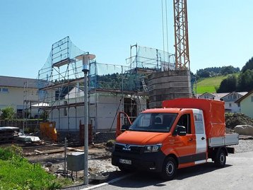 Auto vor Baustelle