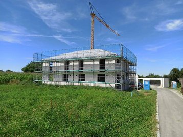 Neubau mit Gerüst und Kran