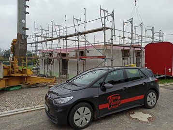 Auto vor einem Rohbau