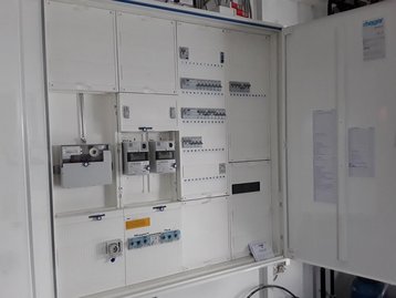 Elektroschrank montiert