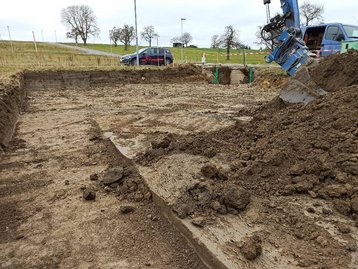 Bagger auf Baugrundstück
