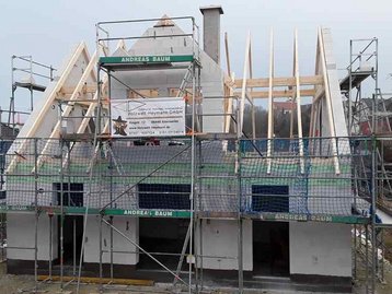 Haus mit Holzbalken als Dachstuhl