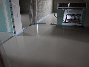 frischer Estrich in einem Neubau